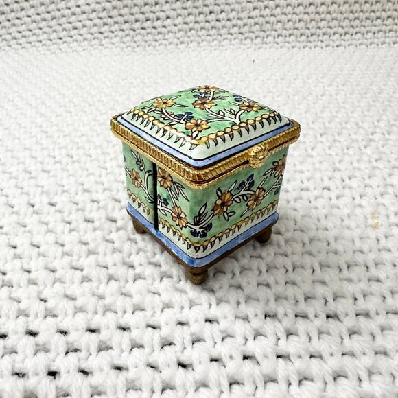 Empress Art 2002 Vintage USA Made Blue Green Floral Stamp Dispenser Hinged Box - Picture 2 of 9